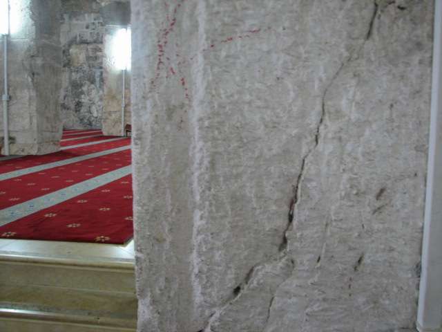 شکاف دیوارها و ستونهای مسجد الاقصی بر اثر حفاریها