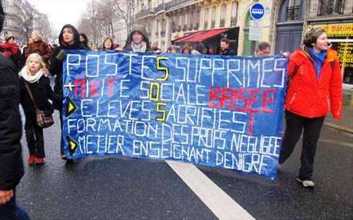 فرانس میں وزارت تعلیم کی 16 ہزار جابز ختم کرنے کے خلاف عوامی مظاہرے