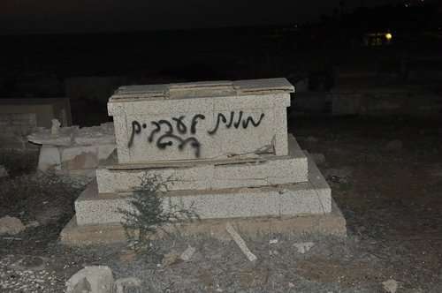 Zionists violate the sanctity of Islamic and Christian cemeteries