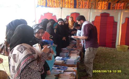 مقبوضہ کشمیر میں کتب اسٹال کا اہتمام