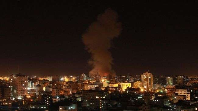 Smoke rises following an Israeli airstrike on the besieged Gaza Strip, November 14, 2012.