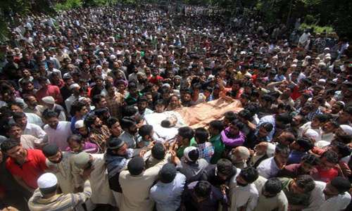 شہید کی لاش اٹھائے ہوئے مقبوضہ کشمیر میں بھارت مخالف احتجاج