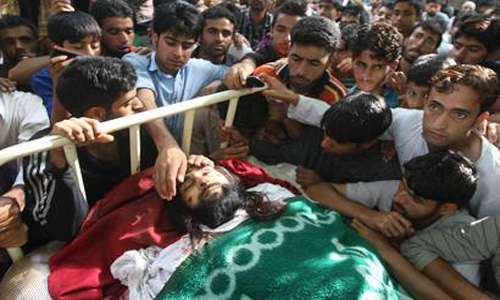 شہید کی لاش اٹھائے ہوئے مقبوضہ کشمیر میں بھارت مخالف احتجاج