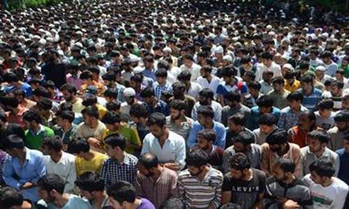 مقبوضہ کشمیر میں عسکری پسند کی نماز جنازہ میں شریک ہزاروں لوگ
