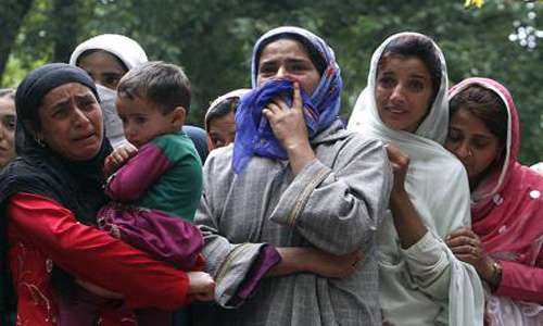 عسکری پسند کی لاش دیکھ کر مقبوضہ کشمیر میں خواتین ماتم کناں