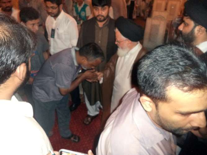 نمائندہ ولی فقیہ برائے شام آیت اللہ سید مجتبیٰ حسینی سے شرکائے سیمینار سے مصافحہ کر رہے ہیں