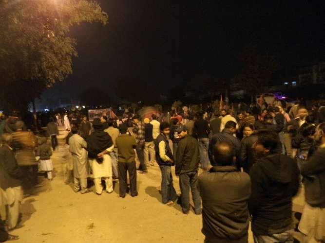 کراچی، سانحہ مستونگ کیخلاف شہریوں کا نیشنل ہائی وے ملیر پر دھرنا جاری
