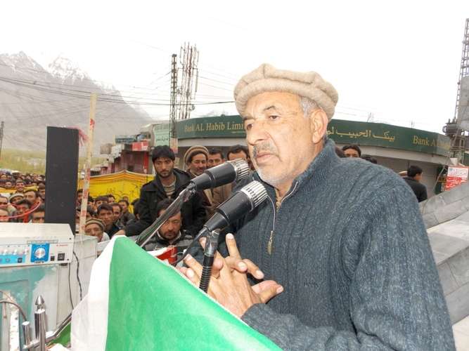 عوامی ایکشن کمیٹی بلتستان کیجانب سے یادگار شہداء پر دئیے گئے دھرنے سےاکبر تابان خطاب کرتے ہوئے
