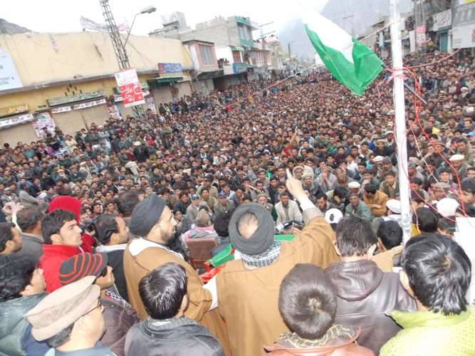 عوامی ایکشن کمیٹی بلتستان کیجانب سے یادگار شہداء پر دئیے گئے دھرنے سے علامہ آغا علی رضوی خطاب کر رہے ہیں