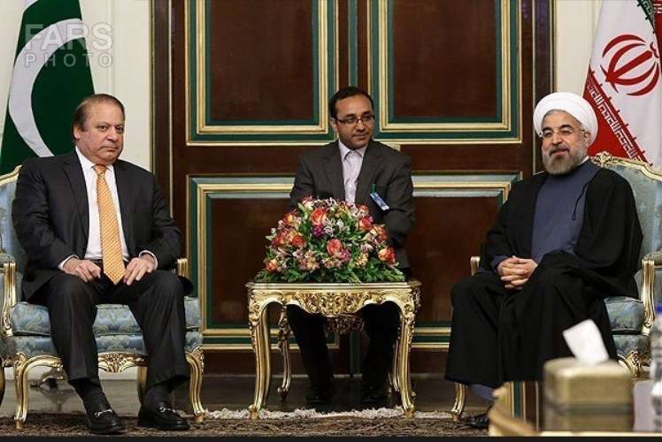 تہران میں پاکستانی وزیراعظم کی اعلٰی سطی وفد کے ہمراہ ایرانی صدر ڈاکٹر حسن روحانی سے ملاقات