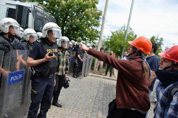 Demonstrators argue with riot police as they demonstrate to blame the ruling AK Party (AKP) government on the mining disaster in western Turkey, in Ankara May 14, 2014.