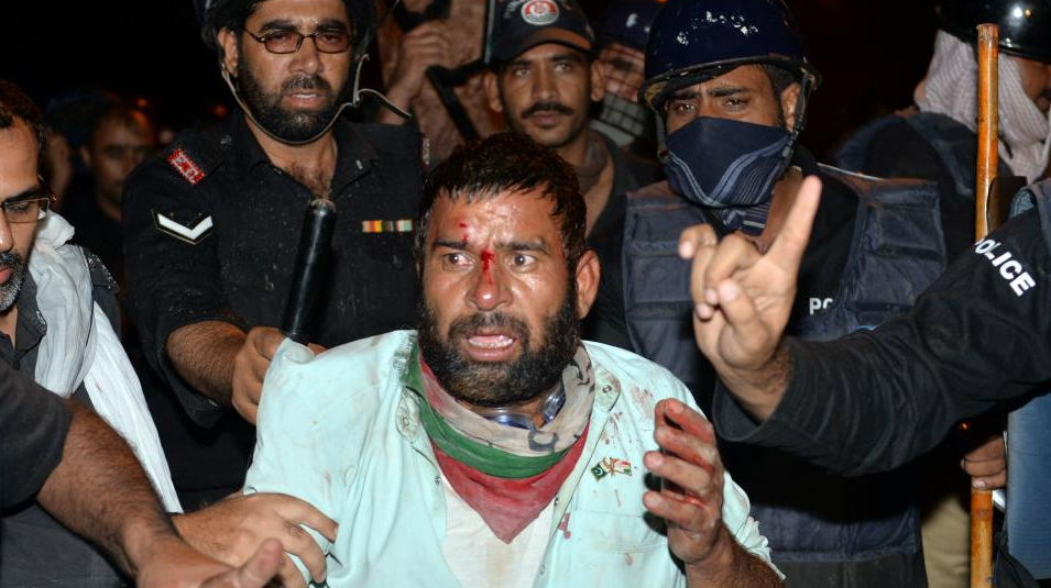 درگیری پلیس پاکستان و معترضین با بیش از 300 مجروح