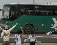 اسرائیلی حکومت نے فلسطینیوں کے بس میں سفر پر پابندی لگا دی
