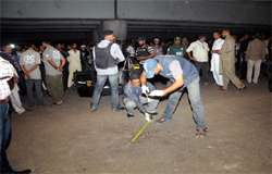 کراچی میں ناقص سکیورٹی کے باعث فلائی اوورز سے بم پھینکے جانے کے واقعات میں اضافہ