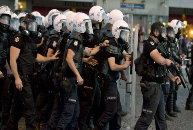 Turkish riot police advance during clashes with protesters in Istanbul