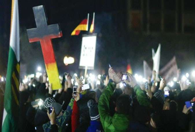 شام اور عراق میں جنگ کے باعث جرمنی میں پناہ لینے والوں کیخلاف نسل پرستوں کی احتجاجی ریلی