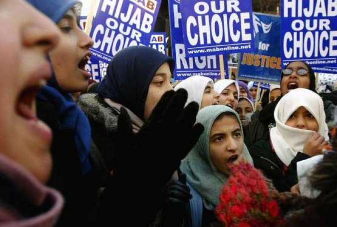 حجاب پہننے پر برطانوی شدت پسند خواتین کا مسلمان خاتون پر بدترین تشدد