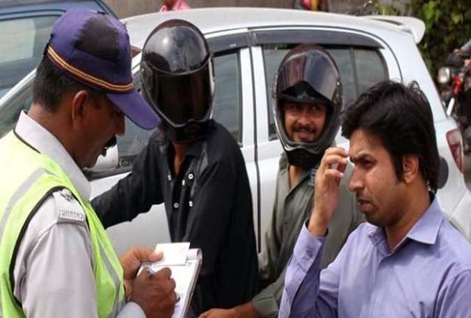 3 دن کی نرمی کے بعد کراچی میں ہیلمٹ کی پابندی پر عمل درآمد دوبارہ شروع