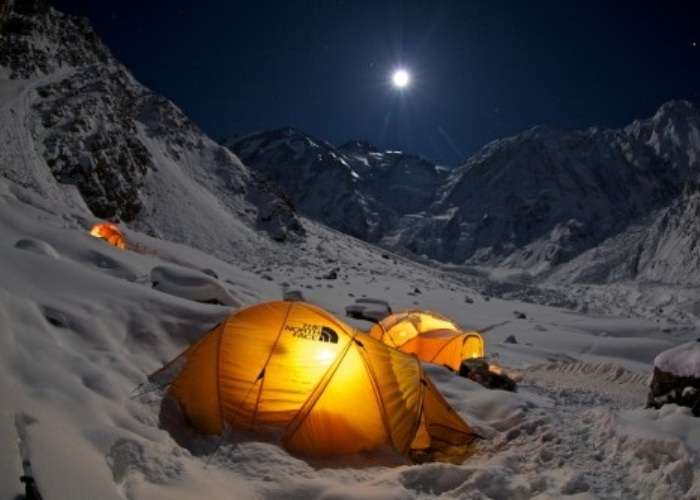 نانگا پربت کے دامن میں کوہ پیماوں کے خیمے، رات میں دلفریب نظارہ پیش کرتے ہوئے