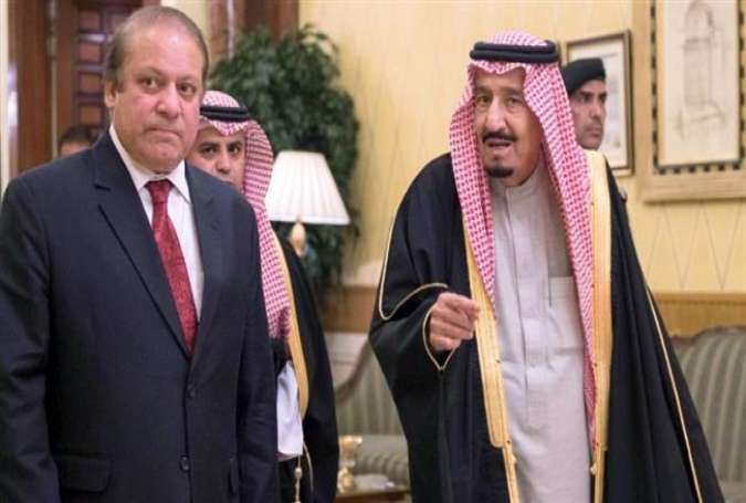 Saudi King Salman bin Abdulaziz (right) welcomes Pakistani Prime Minister Nawaz Sharif ahead of their meeting in the capital Riyadh, on January 18, 2016.