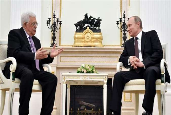 Russian President Vladimir Putin (R) talks with Palestinian President Mahmoud Abbas during their meeting in Moscow, April 18, 2016.
