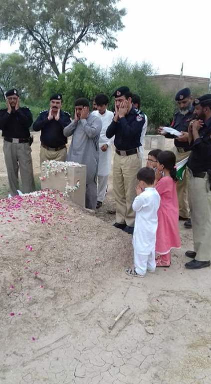 ڈی آئی خان، 4 اگست یوم شہدائے پولیس کے موقع پر شہید اہلکاروں کیساتھ اظہار یکجہتی