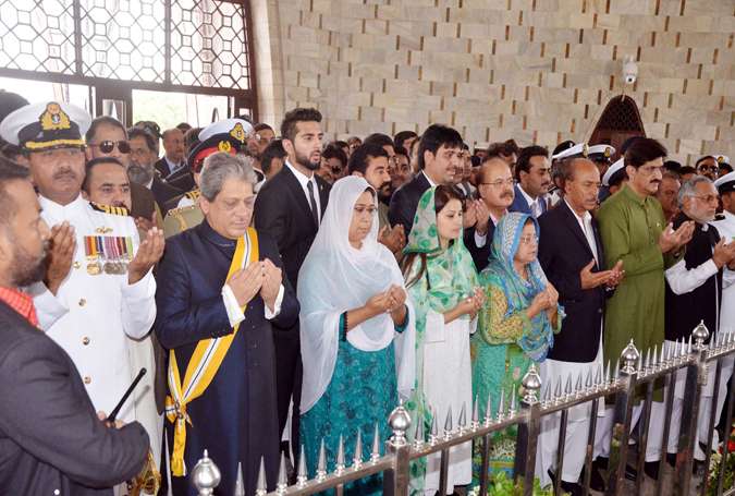 گورنر سندھ اور وزیر اعلی سندھ نے مزار قائد پر پھولوں کی چادر چڑھائی اور فاتحہ خوانی کی