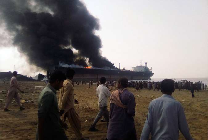 گڈانی شپ بریکنگ یارڈ میں کھڑے جہاز میں دھماکا، 6 مزدور جاں بحق