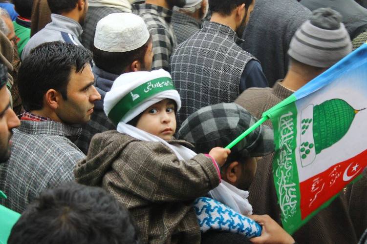 مقبوضہ کشمیر میں عید میلاد النبی (ص) کی مناسبت پر جلوس برآمد، حکومتی قدغن کے باوجود ہزاروں عقیدت مند کی شرکت