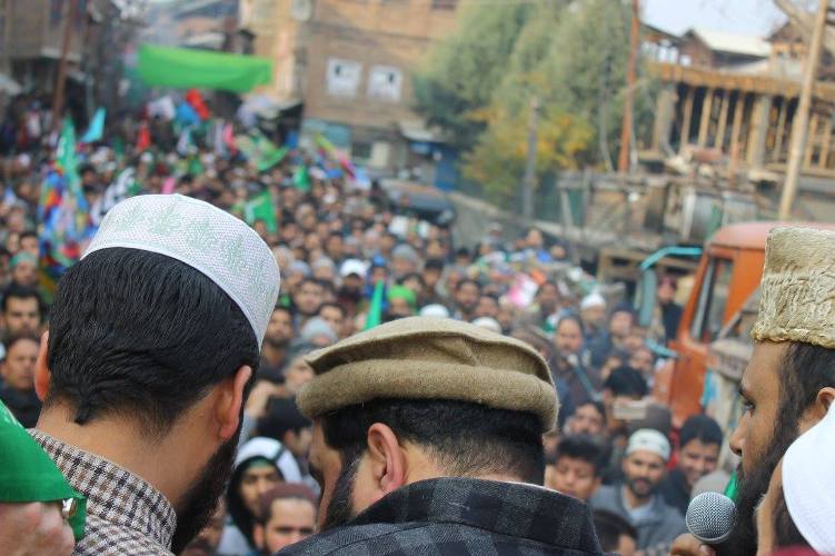 مقبوضہ کشمیر میں عید میلاد النبی (ص) کی مناسبت پر جلوس برآمد، حکومتی قدغن کے باوجود ہزاروں عقیدت مند کی شرکت