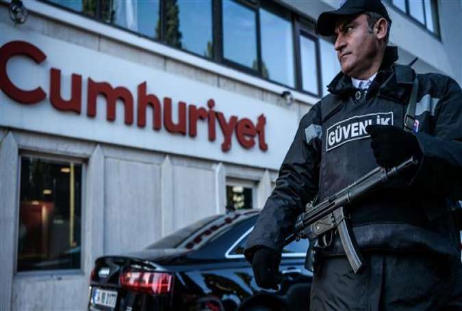 This photo taken on October 31, 2016 shows a security agent standing guard in front of the headquarters of Cumhuriyet newspaper in Istanbul.