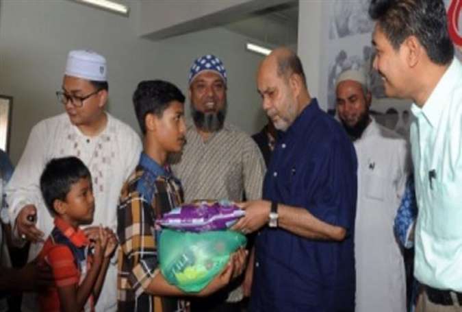 Syed Hamid Albar (3rd-R), the Organization of Islamic Cooperation (OIC)’s special envoy to Myanmar, visits Rohingya refugees in Kuala Lumpur, Malaysia, December 26, 2016.