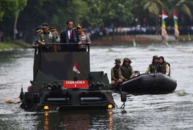 Presiden Jokowi menaiki Panser Anoa buatan Pindad (Antara)