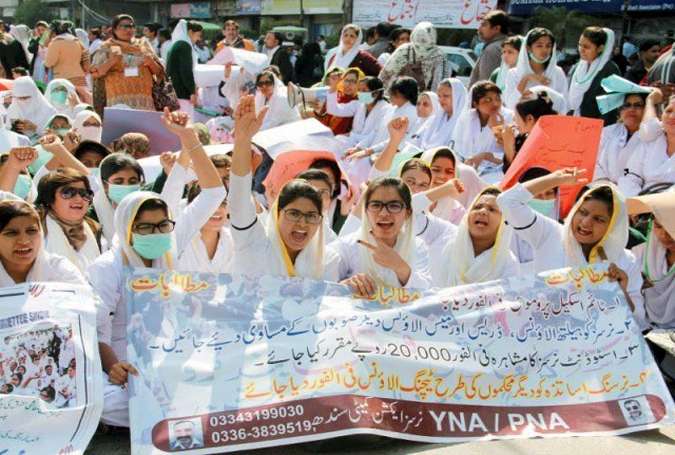 کراچی، مطالبات منوانے کیلئے نرسوں کا دھرنا دوسرے روز بھی جاری