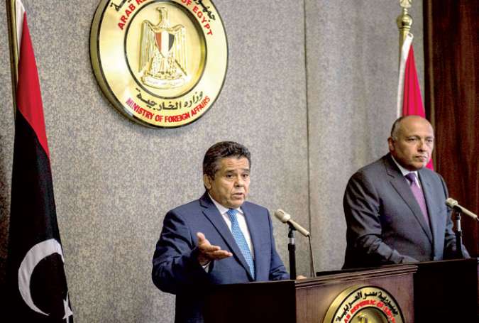 Menteri Luar Negeri Mesir Sameh Shoukry dan rekan Libya nya Mohamed al-Dairi di Kairo. (thearabweekly)