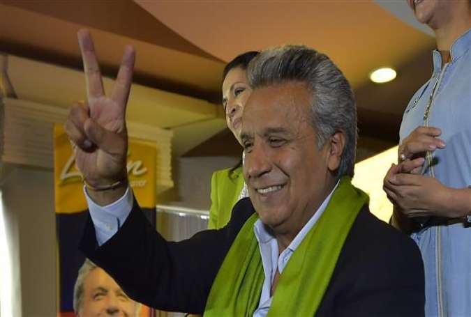 Ecuador’s now-President-elect Lenin Moreno gives the “V for victory” sign as he listens to the first results of the runoff election, in Quito, April 2, 2017. (Photo by AFP)