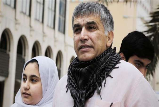 Bahraini human rights activist Nabeel Rajab (C) and his daughter Malak leave a court building in the capital Manama after attending his appeal hearing on February 11, 2015. (Photo by AFP)