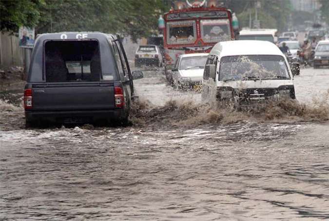 کراچی میں بارشیں، کیچڑ اور آلودگی سے الرجی سمیت پیٹ کی بیماریاں پھیلنے لگیں