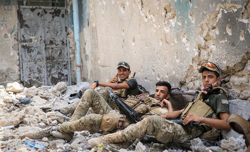 عراقی فوجی جوان آرام کرتے ہوئے