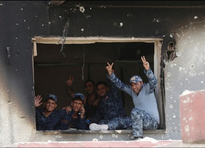 عراقی فوجی ایک بنکر میں بیٹھ کر خوشی کا اظہار کرتے ہوئے