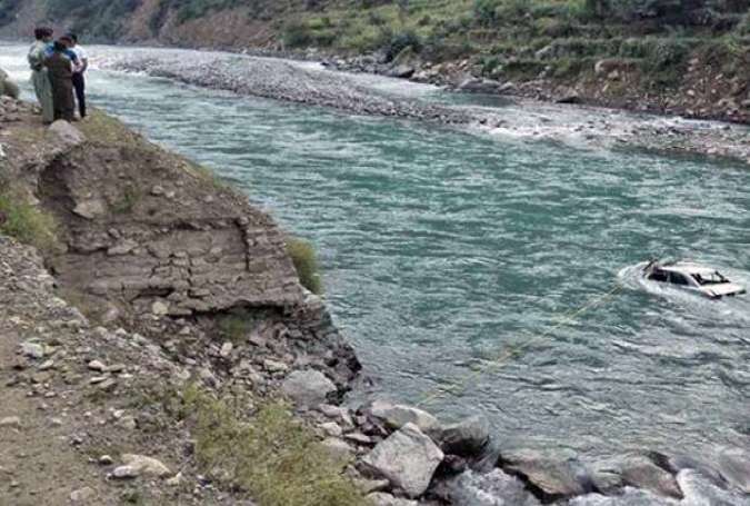 چترال، مسافر جیپ کے دریا میں گرنے سے 6 افراد جاں بحق