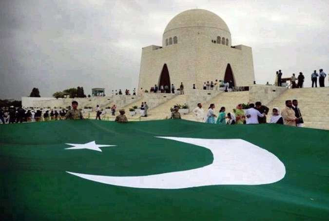 کراچی، مزارِ قائد پر ملک کے سب سے بڑے سبز ہلالی پرچم کی رونمائی