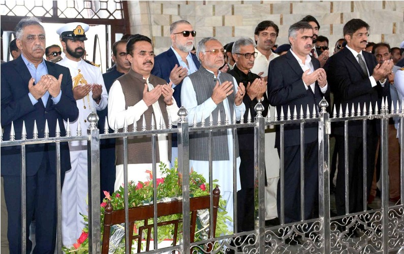قائداعظم محمد علی جناح کی 69 ویں برسی، سیاسی و عسکری شخصیات کی مزار قائد پر حاضری