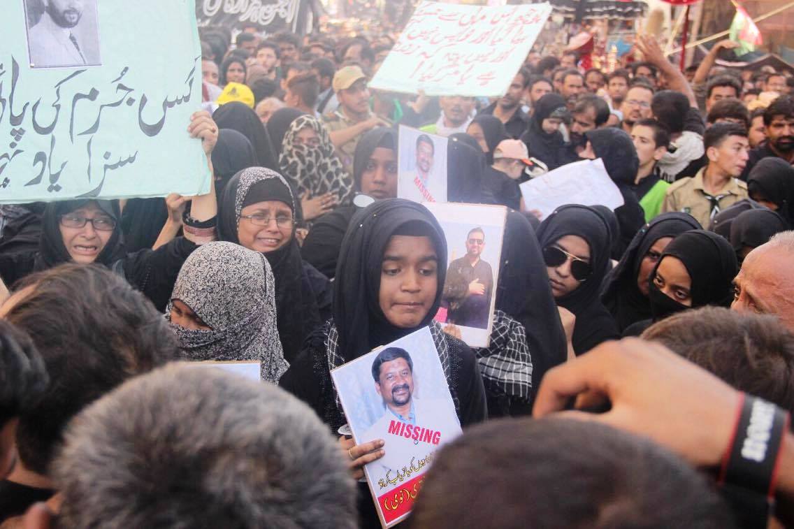 کراچی، یوم عاشور کے مرکزی جلوس میں لاپتہ افراد کے اہل خانہ کے احتجاج کی تصویری جھلکیاں