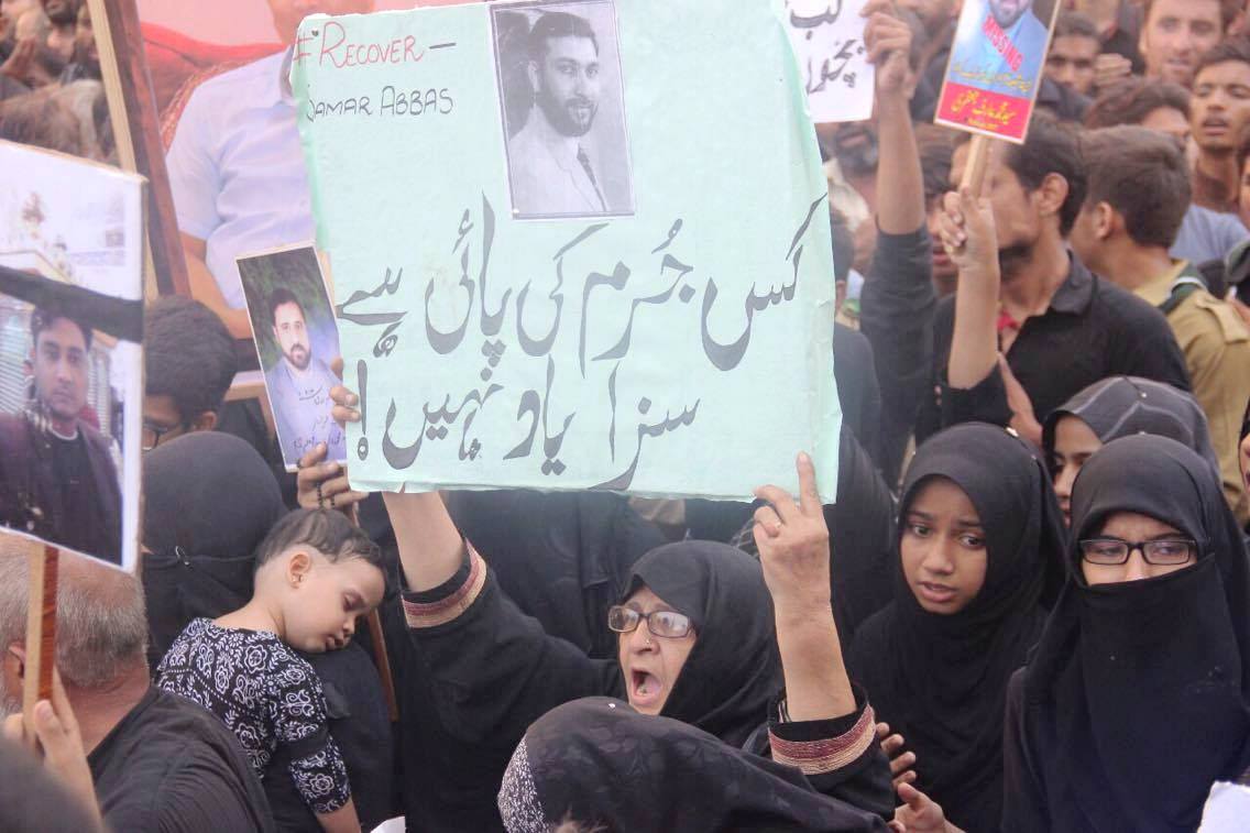 کراچی، یوم عاشور کے مرکزی جلوس میں لاپتہ افراد کے اہل خانہ کے احتجاج کی تصویری جھلکیاں