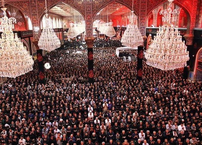 حرم امام حسین علیہ السلام میں زائرین عزاداری اور دعا و مناجات کرتے ہوئے