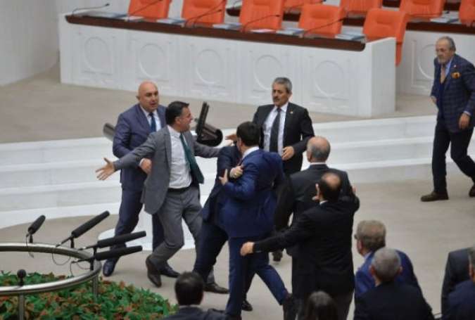 Türkiyə parlamentində Ərdoğana görə yumruq davası