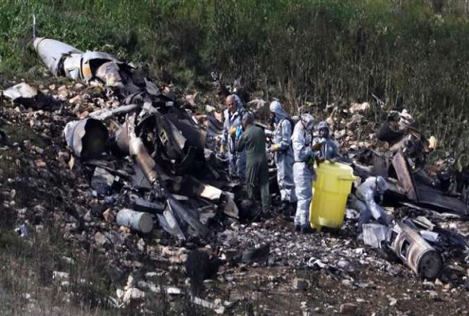Israeli forces examine the remains of an Israeli F-16 warplane near the village of Harduf, the occupied Palestinian territories, on February 10, 2018. (Photo by Reuters)
