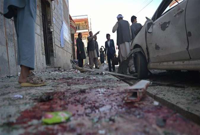 People inspect the site of a bombing outside a voter registration center in Kabul, Afghanistan, April 22, 2018. (Photo by AFP)