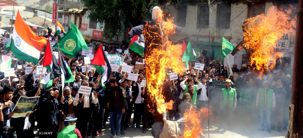 کرگل کشمیر میں امام خمینی میموریل ٹرسٹ کے زیر اہتمام فلسطینیوں کیحمایت اور اسرائیل و امریکہ مخالف احتجاج ریلی